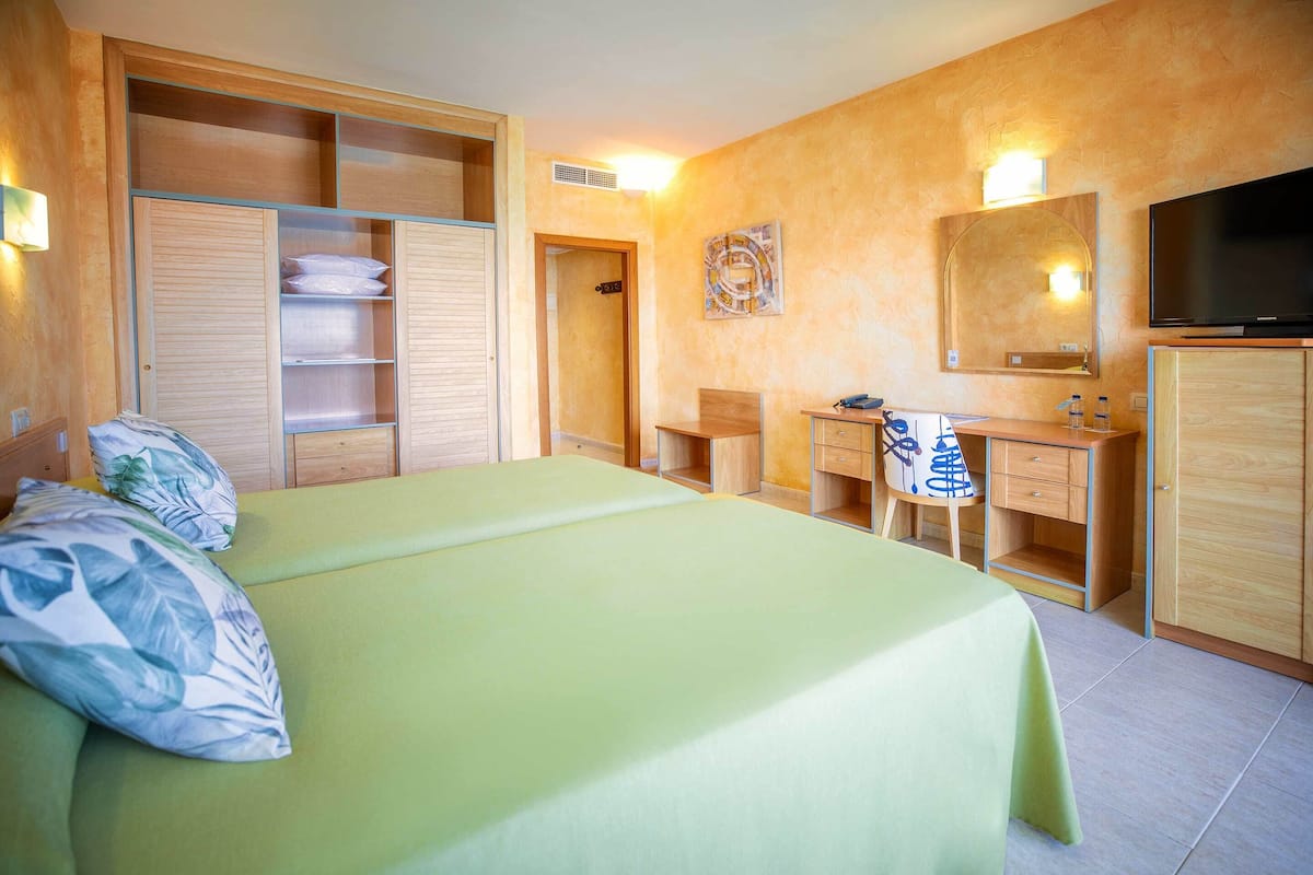 in-room safe, desk, free wifi, bed sheets