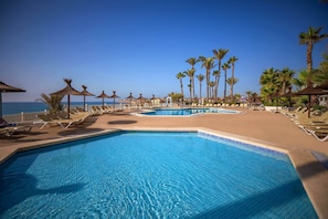 Piscine intérieure, piscine extérieure, chaises longues