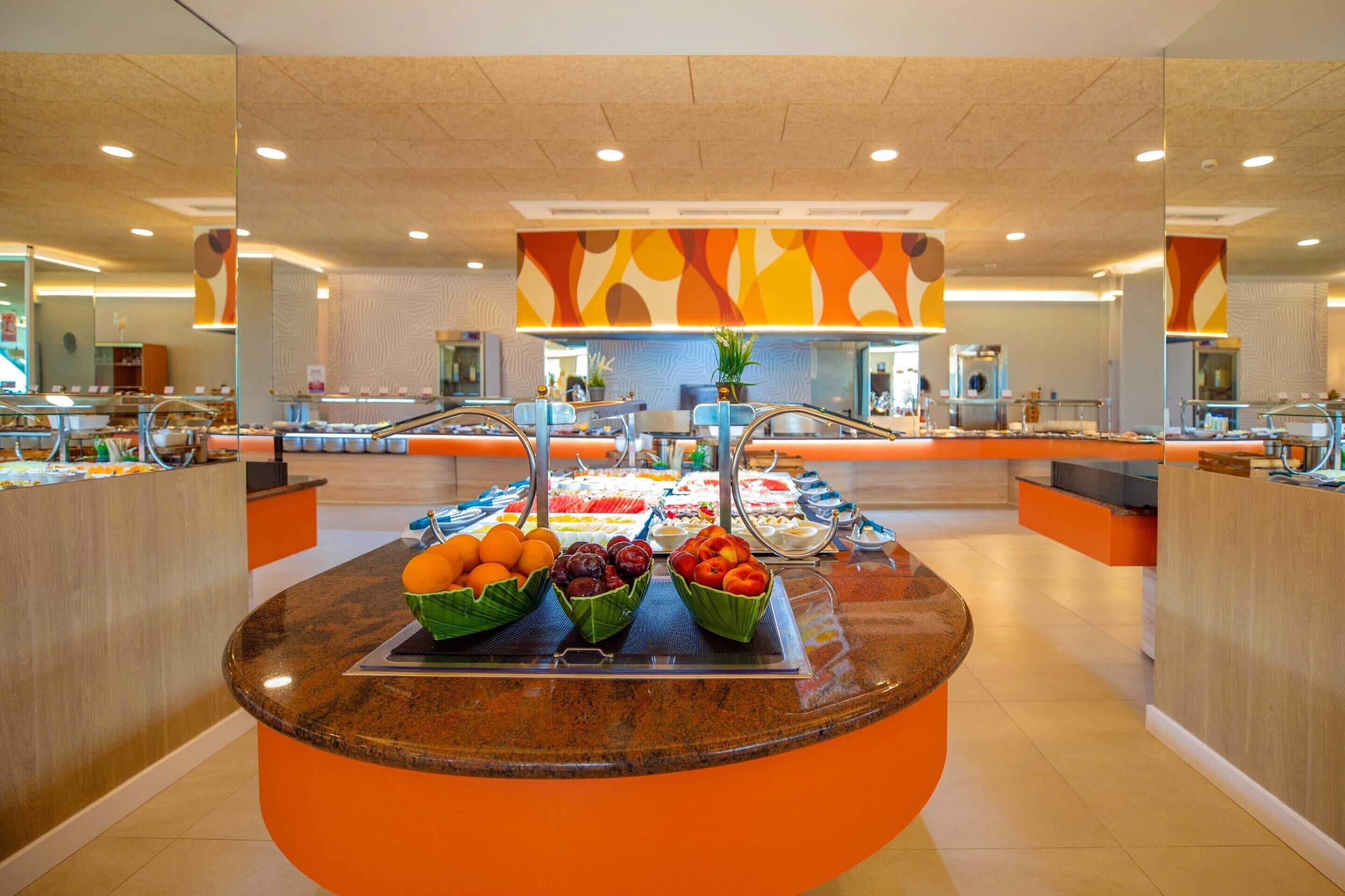 Een buffetgedeelte met een centraal bedieningspunt en diverse vitrines voor het eten.
