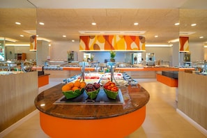 A buffet area with a central serving station and multiple food display cases. - Hotel Servigroup La Zenia (Orihuela)