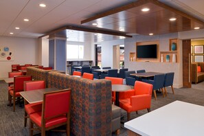 Free daily buffet breakfast  - Holiday Inn Express & Suites Indianapolis Dtn-Conv Ctr Area by IHG (Indianapolis)