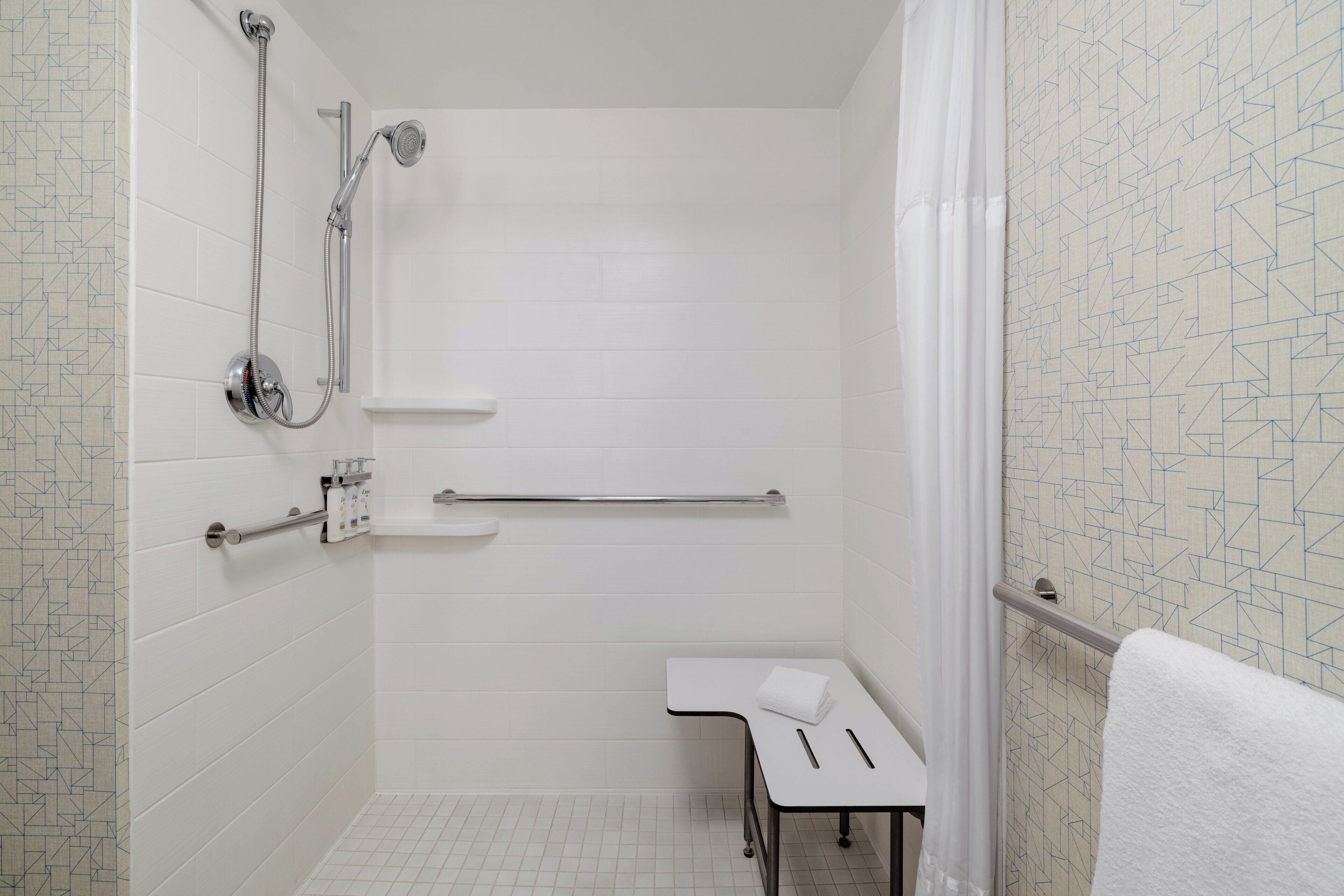 Combined shower/tub, free toiletries, hair dryer, towels