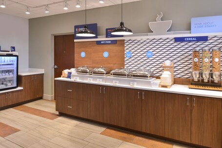 Holiday Inn Express Hotel Suites Indianapolis Dtn Conv Ctr, an IHG Hotel - Image 5