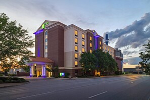 A large hotel with multiple floors and a prominent entrance. - Holiday Inn Express & Suites Indianapolis Dtn-Conv Ctr Area by IHG (Indianapolis)