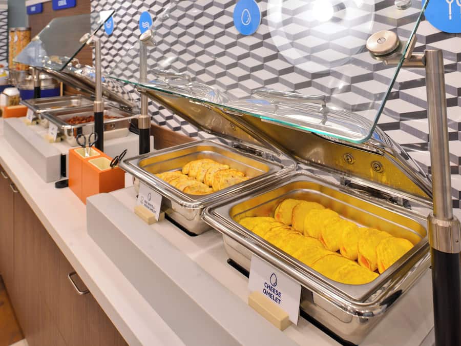 Café da manhã com buffet grátis todos os dias