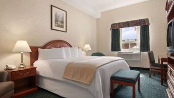 Safe på rommet, skrivebord, blendingsgardiner og strykejern/-brett