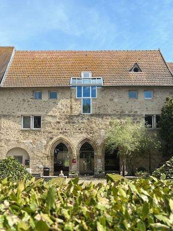 Front of property. Hôtel Abbaye du Golf de Lésigny
