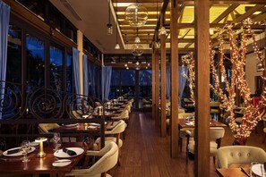 11 restaurants, breakfast, lunch, dinner served; American cuisine