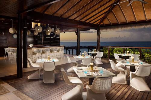 11 restaurants; breakfast, lunch and dinner served