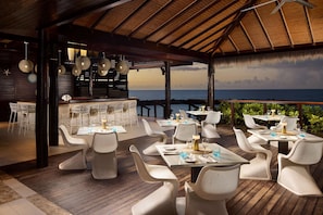 11 restaurants, breakfast, lunch, dinner served; American cuisine