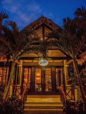11 restaurants, breakfast, lunch, dinner served; American cuisine 