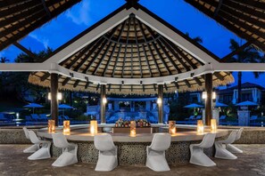6 bares, bar en la piscina, bar junto a la piscina y bar en la playa