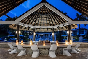 6 bares, bar en la piscina, bar junto a la piscina y bar en la playa