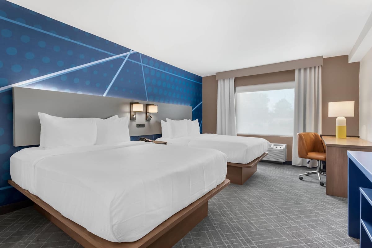 Huone, 2 parisänkyä, esteetön, tupakointi kielletty | Työpöytä, kannettavalle tietokoneelle sopiva työtila, pimennysverhot