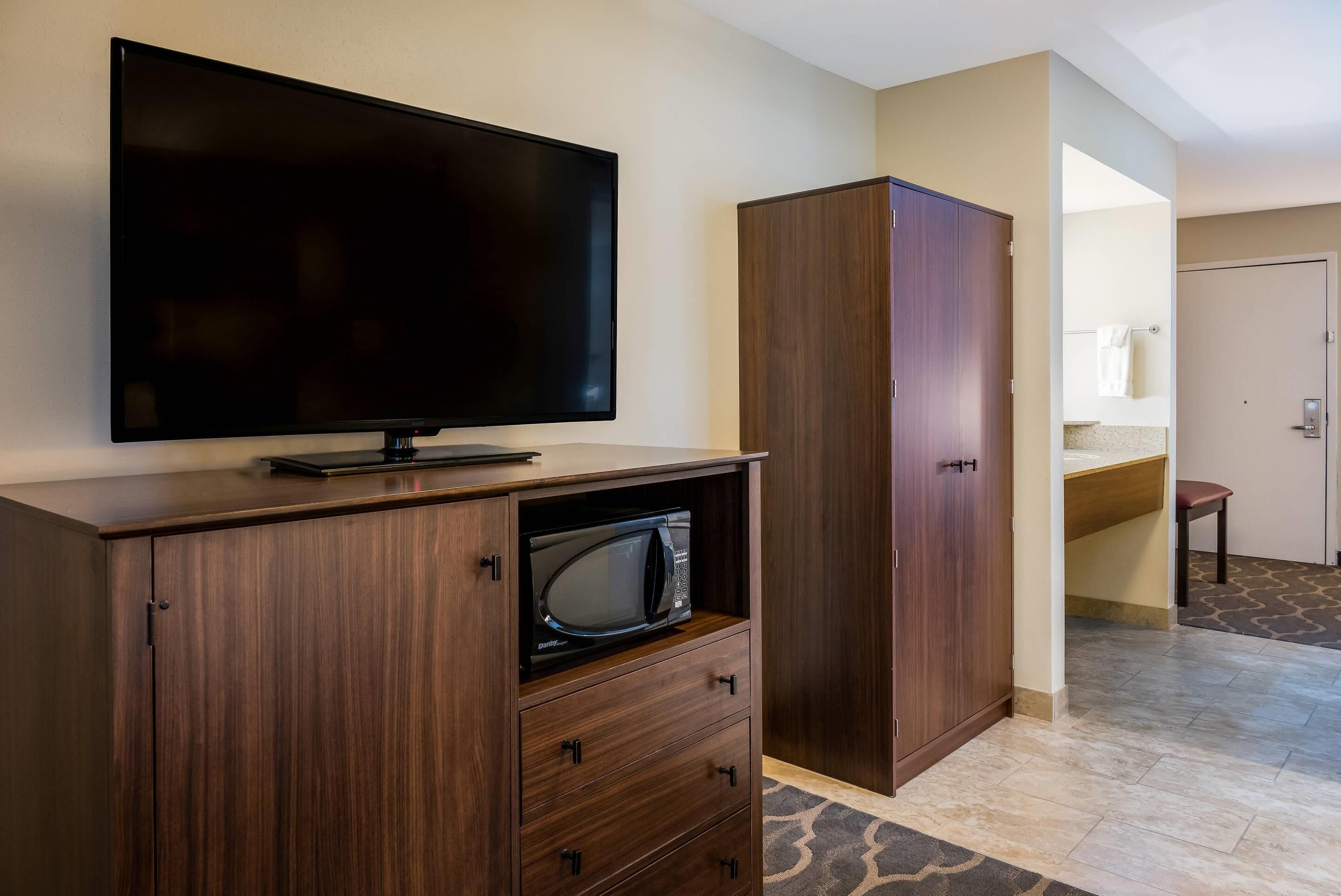 studio suite, 1 queen bed, accessible, non smoking | 1 bedroom, desk, iron/ironing board, free wired internet