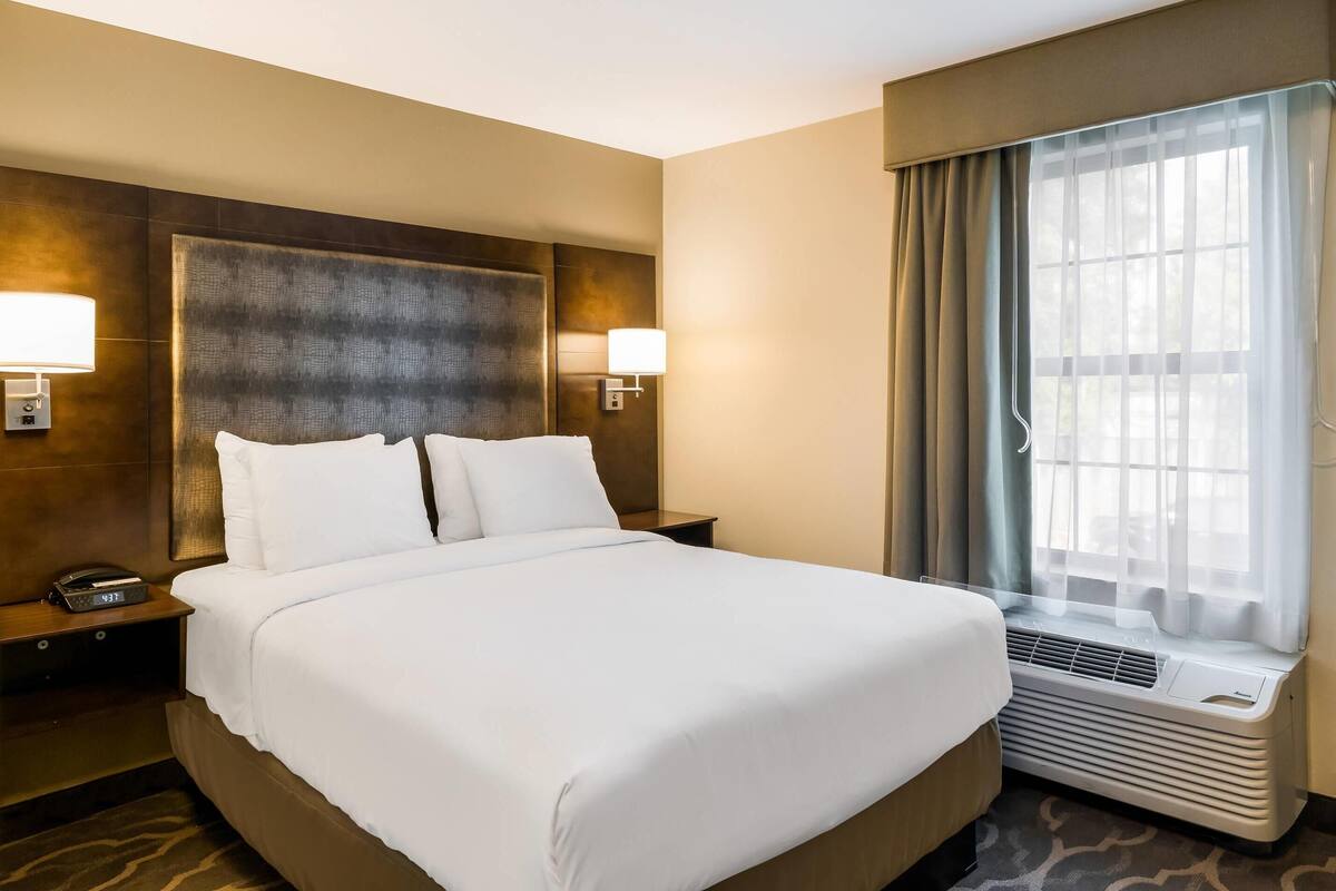 Quarto, 1 cama Queen, acessível, para não fumantes | Escrivaninha, ferros/tábuas de passar roupa