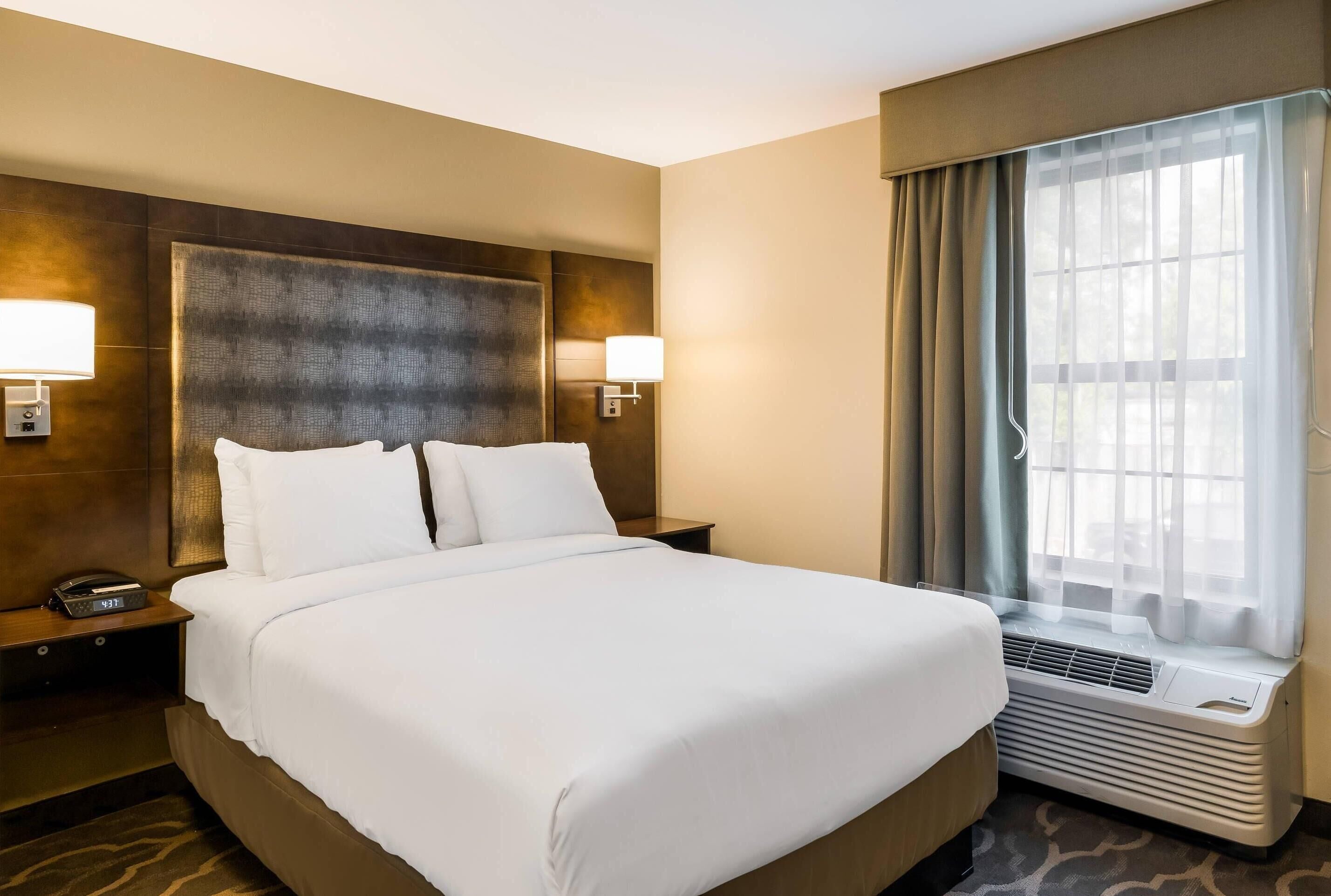 Escritorio, tabla de planchar con plancha y internet por cable gratis 