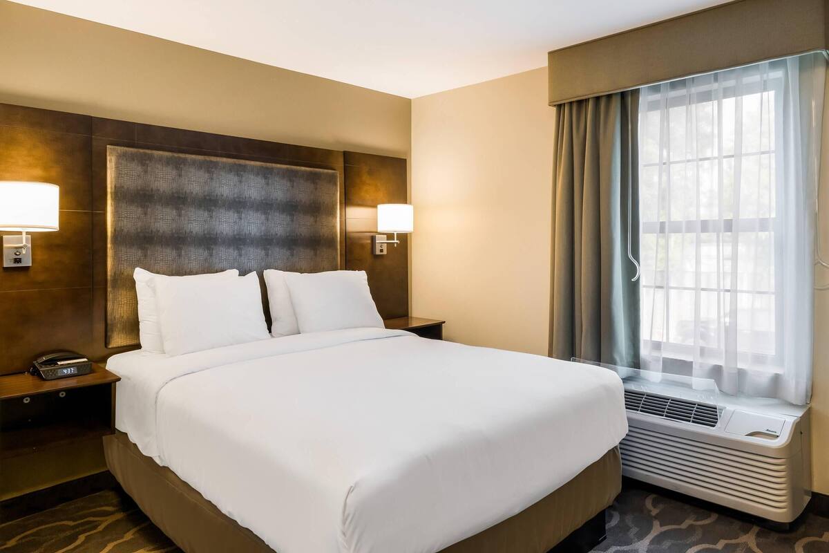 Room, 1 Queen Bed, Accessible, Non Smoking | Desk, iron/ironing board, bed sheets