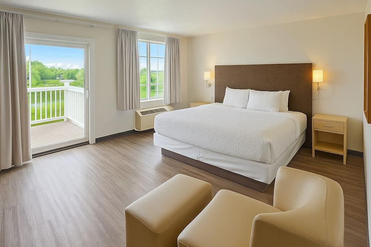 Standard Room, 1 King Bed, Non Smoking, River View (Dog Friendly) | Pillowtop beds, in-room safe, individually furnished, desk