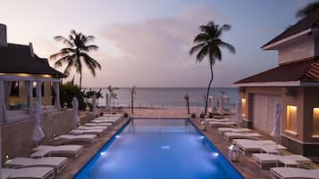 2 outdoor pools