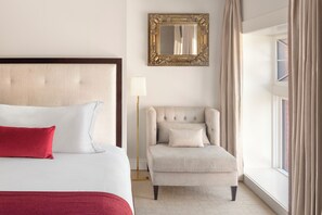 Deluxe Tek Büyük Yataklı Oda | Odada kasa, ayrı ayrı döşenmiş, ütü/ütü masası 