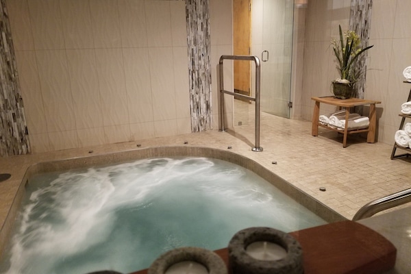 Indoor spa tub