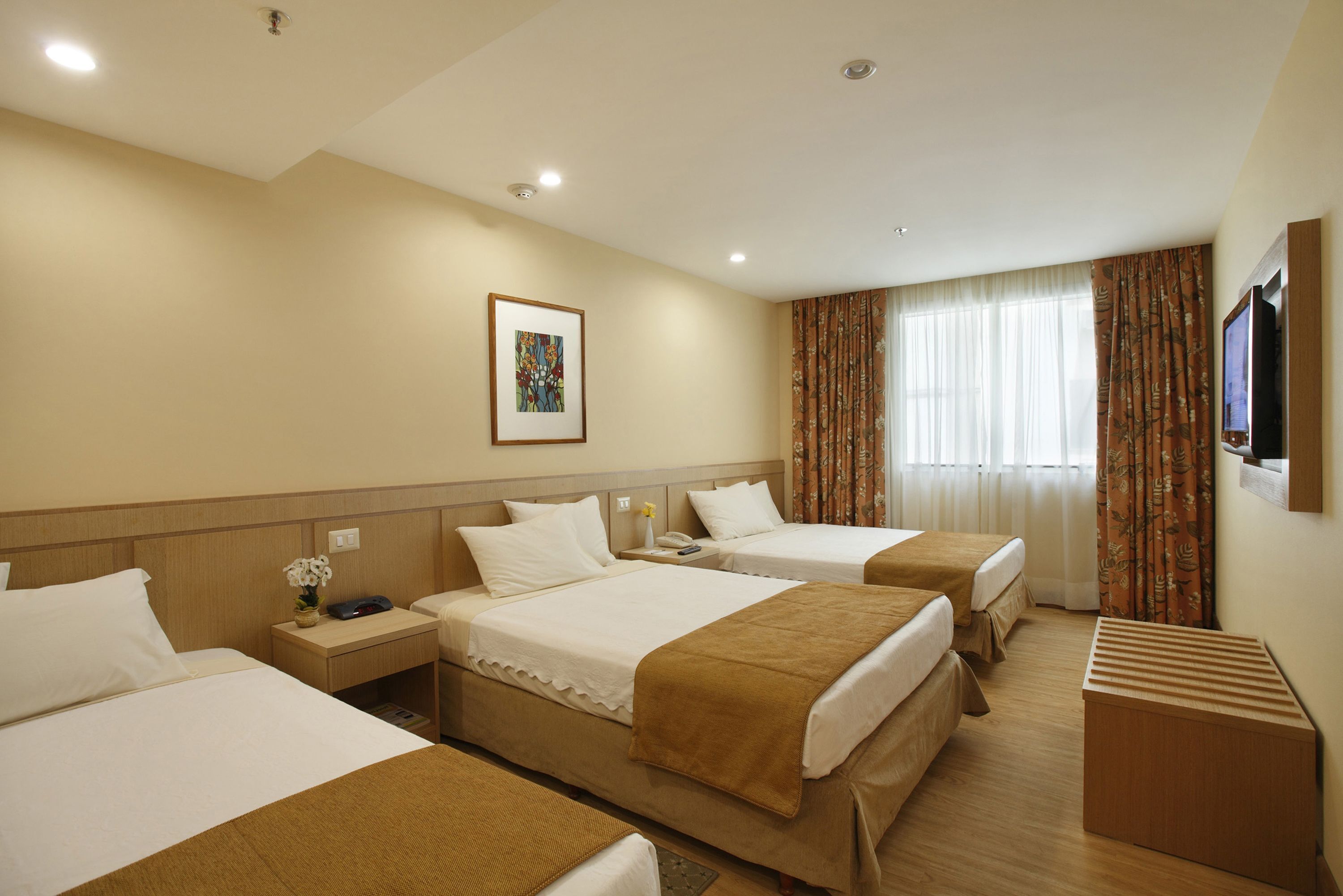 Minibar, caja de seguridad en la habitación y escritorio 