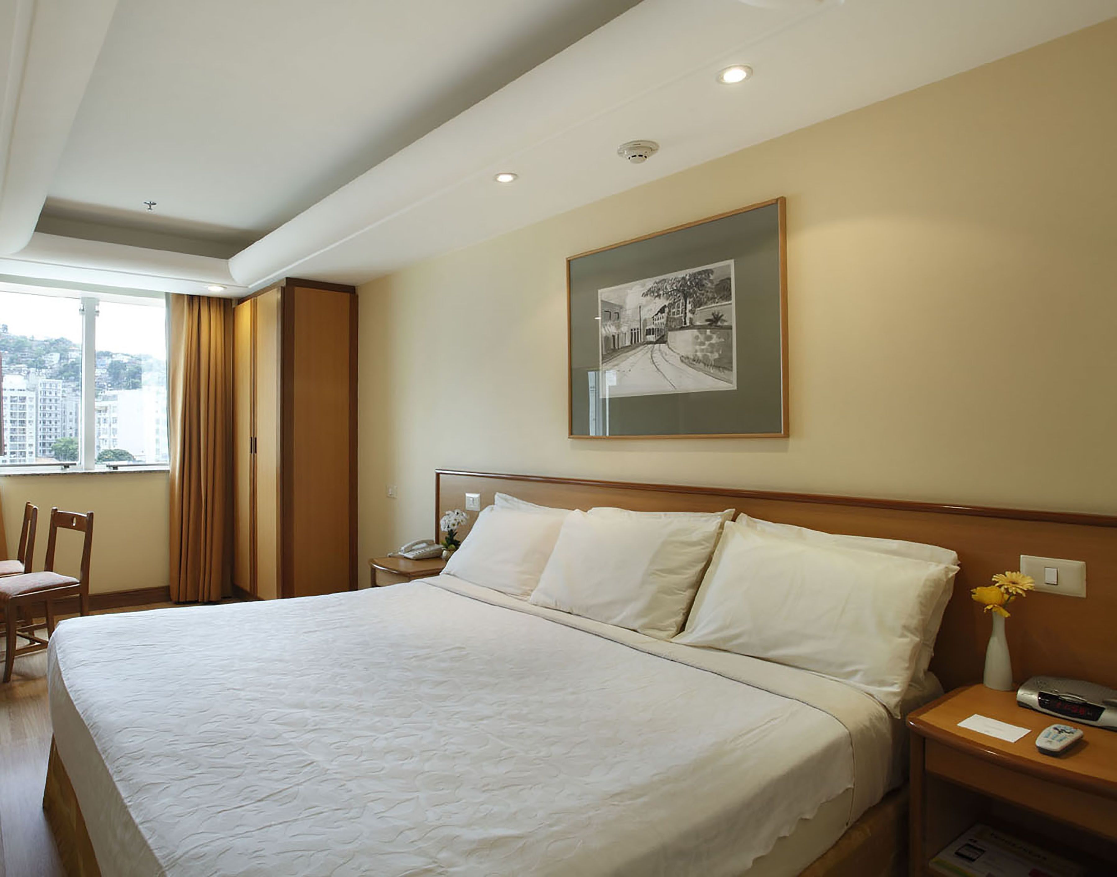 Minibar, caja de seguridad en la habitación y escritorio 