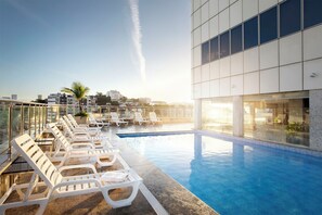A rooftop pool area with lounge chairs and a clear view of the city skyline. - Windsor Florida Hotel (Rio de Janeiro)