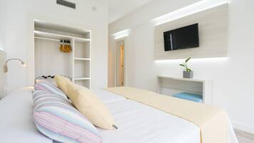 Een kluis op de kamer, een bureau, een strijkplank/strijkijzer