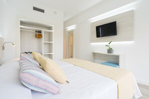 Caja de seguridad en la habitación y escritorio 