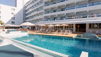 Een seizoensgebonden buitenzwembad, parasols voor strand/zwembad