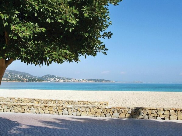 Una spiaggia nelle vicinanze