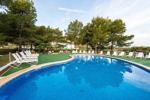 Piscine extérieure, chaises longues