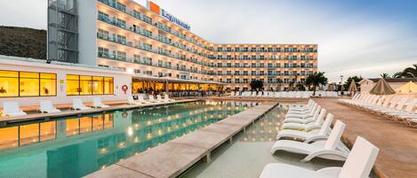 Fachada de la propiedad por la tarde o noche