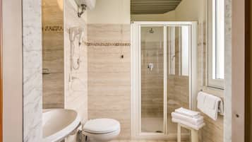 Set di cortesia gratuito, asciugacapelli, bidet, asciugamani
