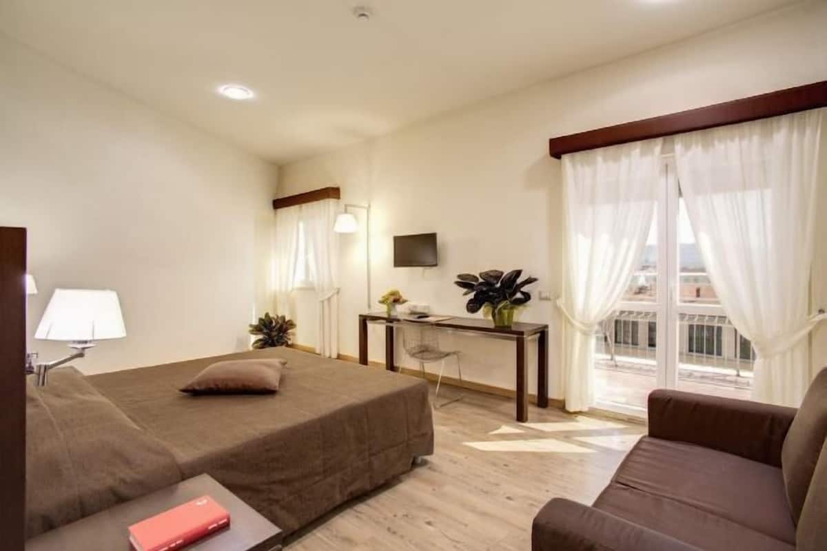 Cofres nos quartos, escrivaninha, cortinas blackout