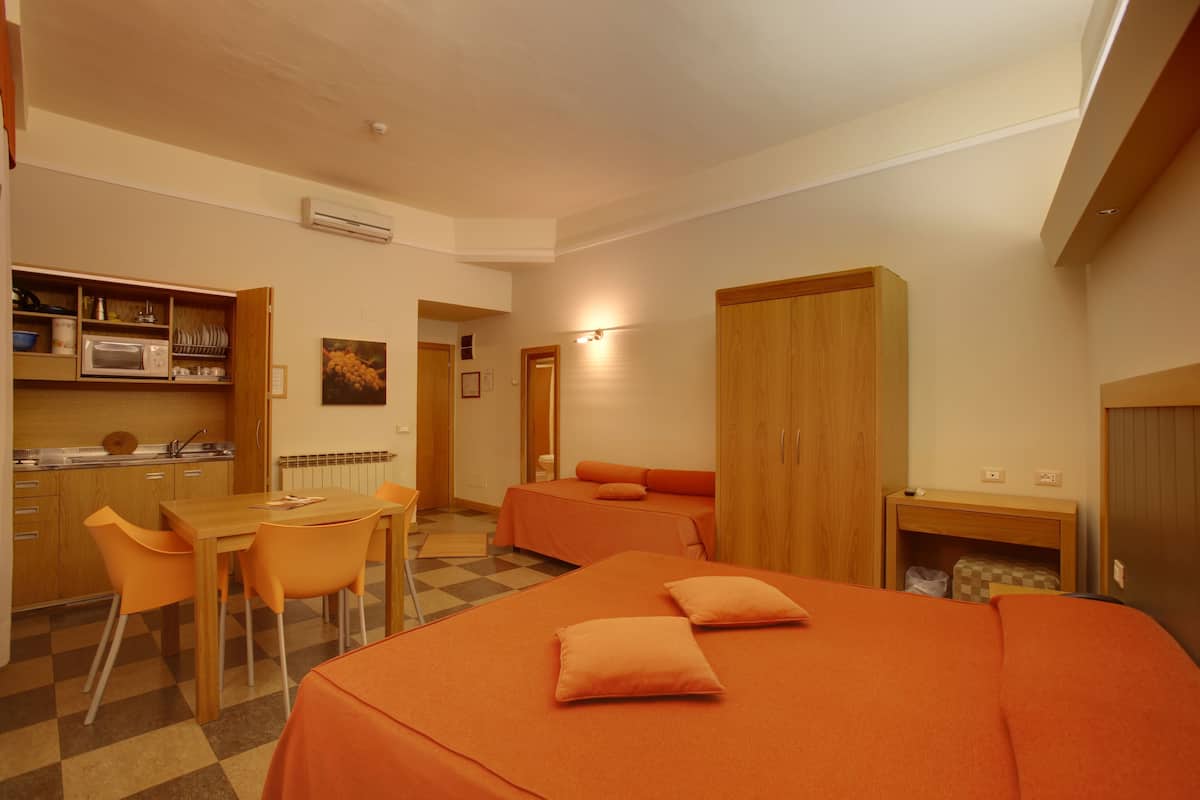 Apartamento standard, cozinha americana | Cofres nos quartos, escrivaninha, cortinas blackout
