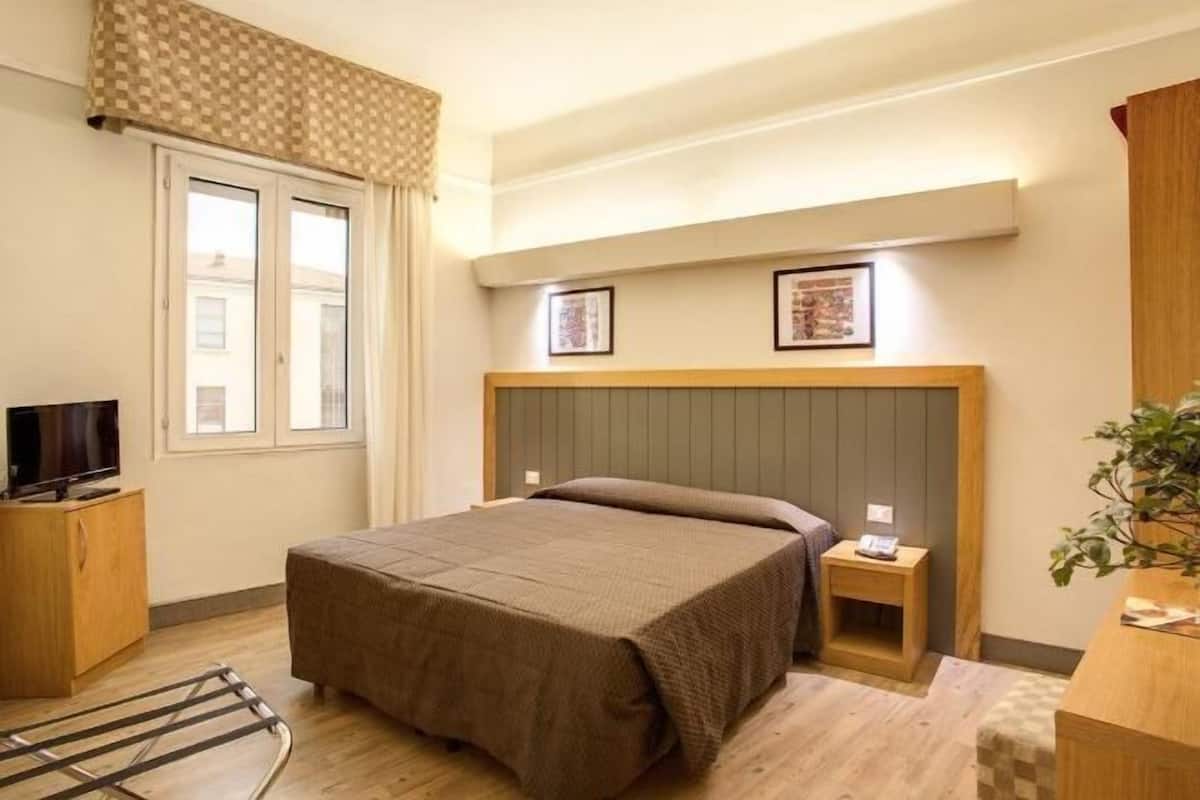 Cofres nos quartos, escrivaninha, cortinas blackout