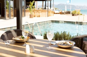 Reggeli, ebéd és vacsora, kilátás a medencére 