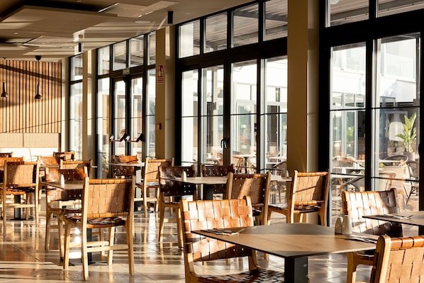 Se sirven desayunos, comidas y cenas con vista a la alberca