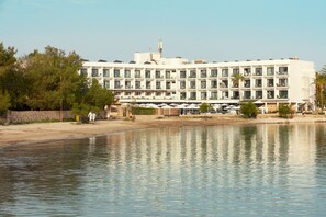 在海滩、白沙、沙滩毛巾