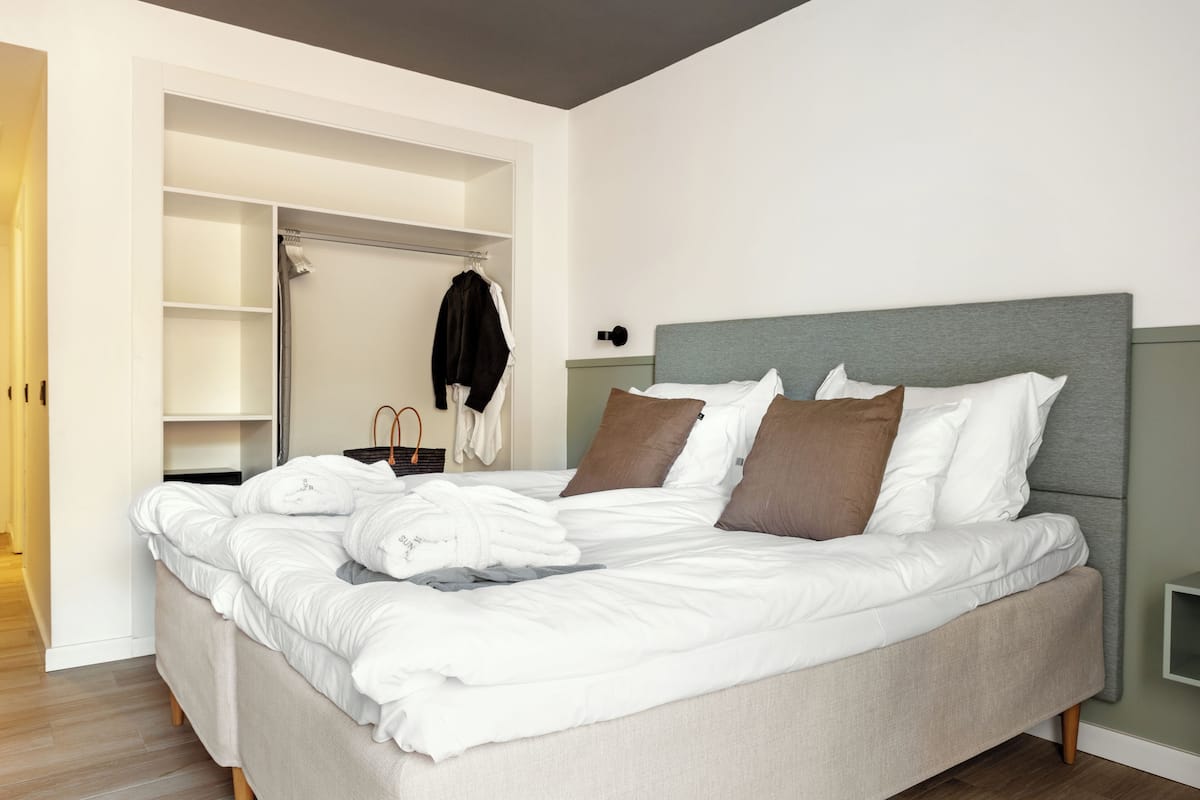 Quarto casal ou duplo econômico | Cofres nos quartos, individualmente decorados