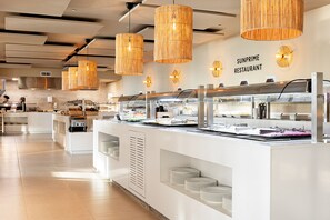 Petit déjeuner, déjeuner et dîner servis sur place, vue sur la piscine