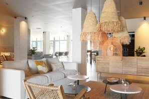 Coin salon dans le hall