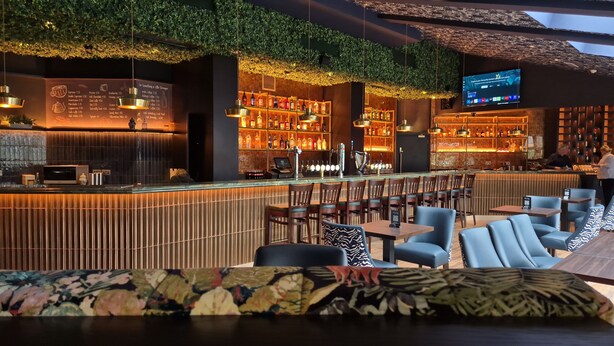 Bar (trong khuôn viên)