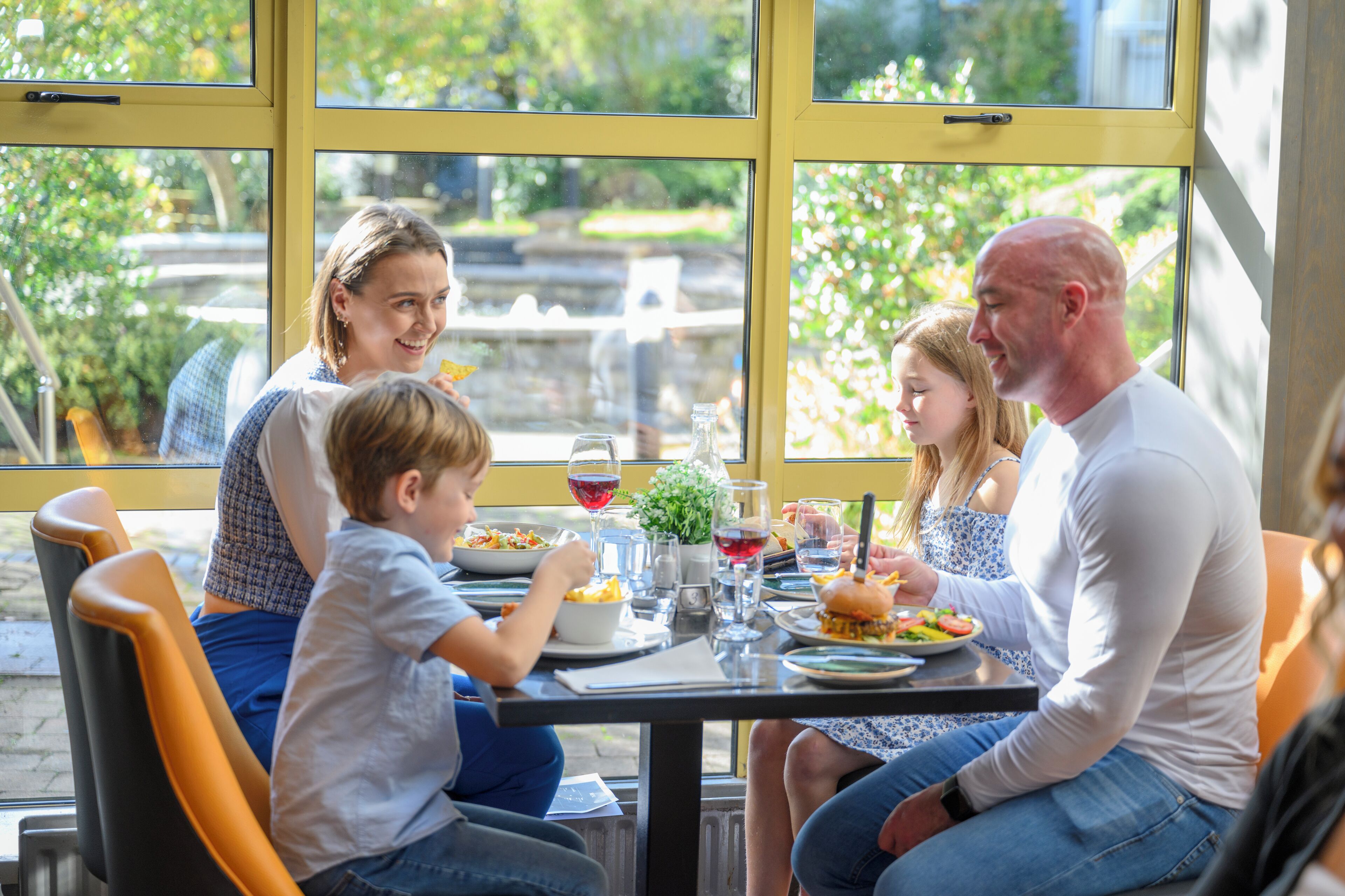 Breakfast, lunch, dinner served; Regional cuisine 