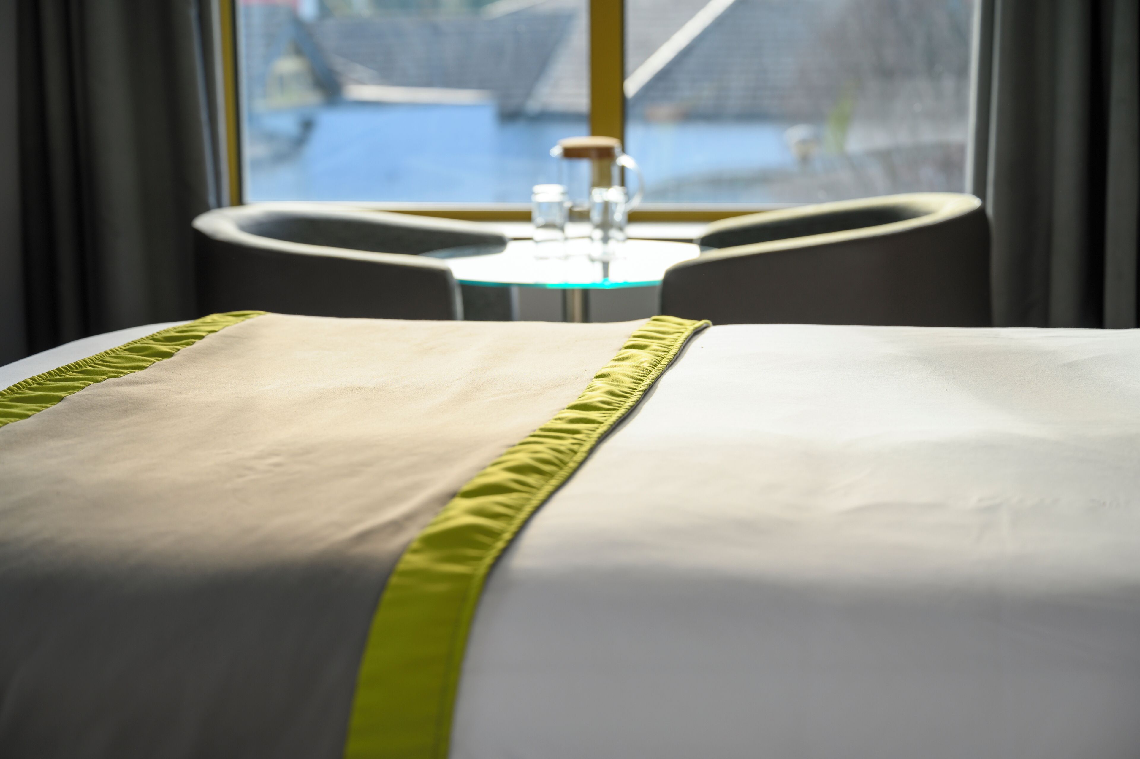 Luxe beddengoed, een kluis op de kamer, een bureau
