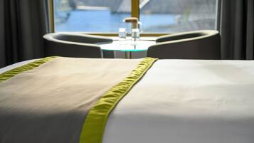 Luxe beddengoed, een kluis op de kamer, een bureau