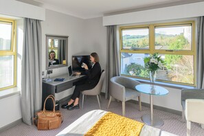 Double & Single with Balcony | Sengetøy av topp kvalitet, safe på rommet og skrivebord